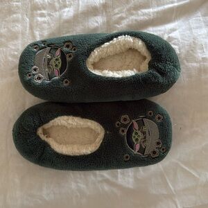 Vera Bradley Star Wars Grogu slippers fits foot size 6